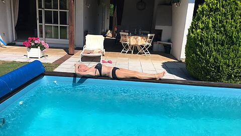 So sieht Ellen Kessler ihre Schwester (besonders oft?): Alice sonnt sich am Pool &ndash; und kann sich ja wirklich sehen lassen, oder?