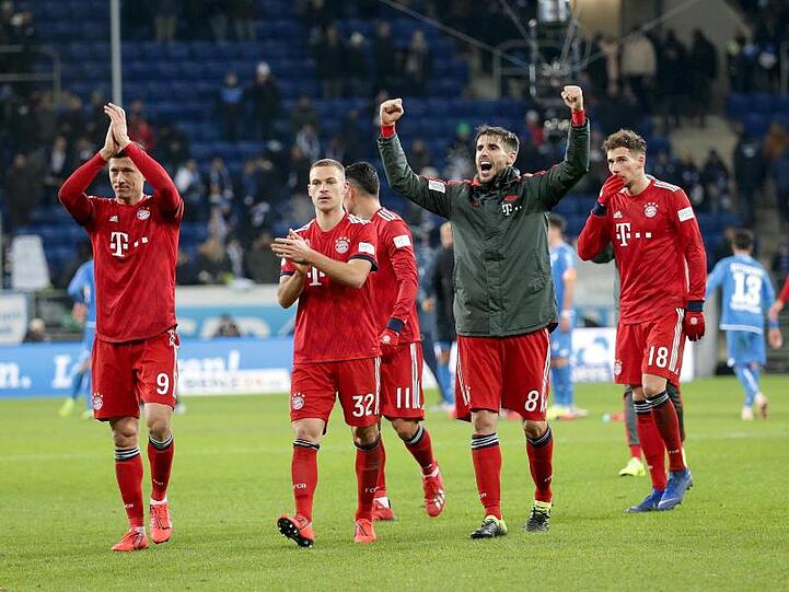 Die Spieler des FC Bayern München feiern den Sieg bei 1899 Hoffenheim.