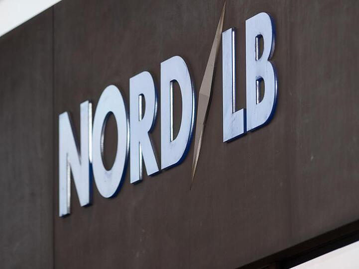An der 3,5 Milliarden Euro teuren Sanierung der angeschlagenen Norddeutschen Landesbank (NordLB) beteiligen sich Niedersachsens 42 Sparkassen insgesamt mit rund 320 Millionen Euro.