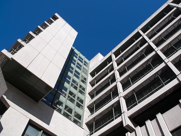 Das Gerichtsgebäude für verschiedene Gerichte, u.a. das Landgericht II, ist zu sehen. Foto: Sven Hoppe/dpa/Archivbild