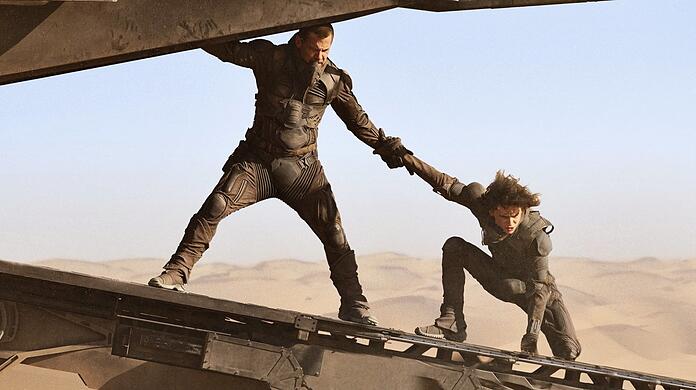 Gurney Halleck (Josh Brolin) hilft dem Prinzen Paul (Timothée Chalamet) bei der Flucht vor den Sandwürmern.