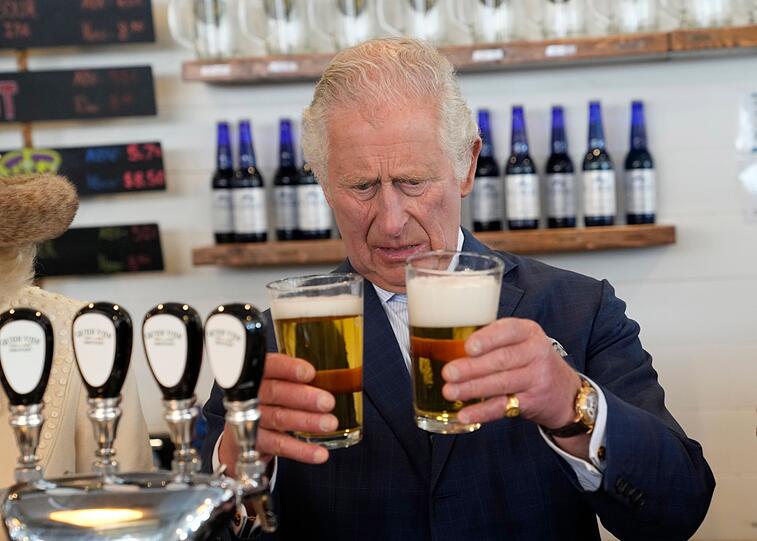 Platz 1: The Prince of Wales. Vorerst vergleicht Prinz Charles unterschiedlich gut gezapfte Biere mit Kennerblick.