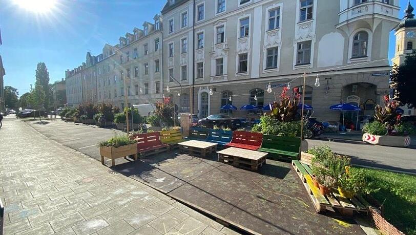 Bemalte Holzpaletten als Sitzmöbel, dazu Blumentöpfe und ein Minihochbeet: Das Parklet in der Schöttlstraße in Sendling (gezimmert von der Elterninitiative Igelchen) war das erste, das im vergangenen Frühling in der Stadt aufgestellt wurde. Es folgten weitere wie in Untergiesing, Haidhausen und im Domagkpark. Bemalte Holzpaletten als Sitzmöbel, dazu Blumentöpfe und ein Minihochbeet: Das Parklet in der Schöttlstraße in Sendling (gezimmert von der Elterninitiative Igelchen) war das erste, das im vergangenen Frühling in der Stadt aufgestellt wurde. Es folgten weitere wie in Untergiesing, Haidhausen und im Domagkpark.
