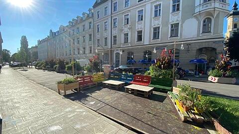 Bemalte Holzpaletten als Sitzmöbel, dazu Blumentöpfe und ein Minihochbeet: Das Parklet in der Schöttlstraße in Sendling (gezimmert von der Elterninitiative Igelchen) war das erste, das im vergangenen Frühling in der Stadt aufgestellt wurde. Es folgten weitere wie in Untergiesing, Haidhausen und im Domagkpark.