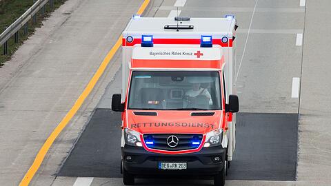 Die Rettungskräfte brachten den Mann in ein Krankenhaus. (Symbolbild)