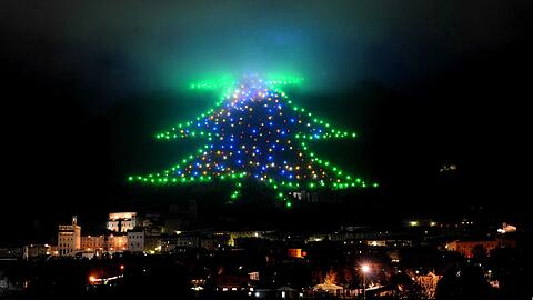 Der Baum so gro&szlig; wie ein Berg: Eine 750 Meter hohe Lichtinstallation mit Hunderten Leuchtpunkten erstrahlt im Dezember 2009 am Berghang im italienischen Gubbio. (Archivbild)