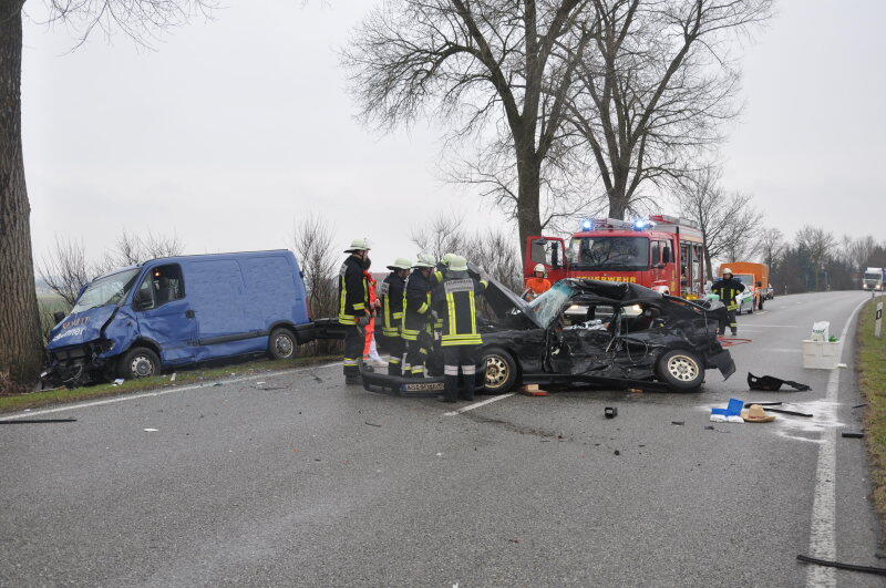 Am Donnerstagmorgen kam es auf der B299 zwischen Altötting und Unterneukirchen zu einem schweren Verkehrsunfall. Der Fahrer eines BMWs überholte mehrere Fahrzeuge und kam dabei ins schleudern. Daraufhin kollidierte das Fahrzeug mit einem Kleintransporter. Dieser erfasse den BMW seitlich auf der Fahrerseite.

Der Fahrer des erlag sofort seinen Verletzungen. Der Fahrer des Transporters wurde mit leichten Verletzungen ins Krankenhaus gebracht.