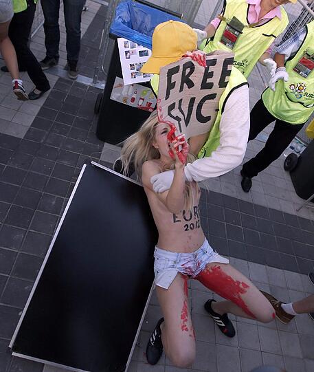 Die Proteste der der radikalen Frauenrechtsgruppe Femen werden immer bizarrer. Hitlergruß. Dildos, Prügeleien: Die Aktivistinnen schrecken vor fast nichts zurück.