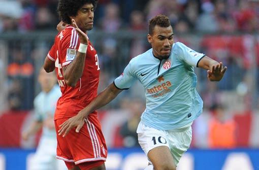 Dante: Note 3. Hinten nicht gebraucht, vorne Kopfballbeauftragter, wenn auch ohne Fortune (22., drüber). Nach 40 Minuten beim Grätschen verletzt, humpelte mit einem Cut am Fuß vom Feld.