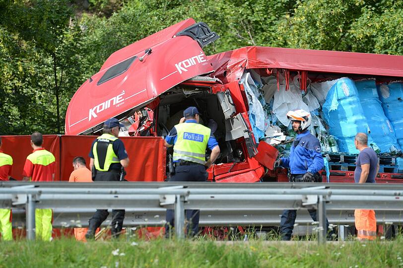 Zwischen dem roten und dem grünen Lastwagen wurde das Auto der vierköpfigen Familie eingequetscht. Die Bilder des Horror-Unfalls.