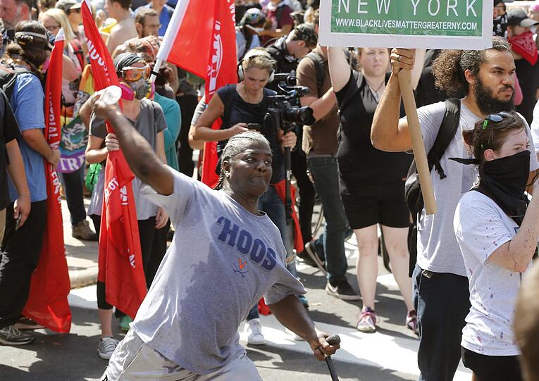 Gewalteskalation zwischen Rechten und Gegendemonstranten in den USA. Die Bilder.