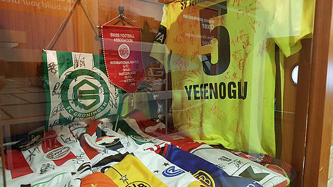 Das Yegenoglu-Trikot im Teamhotel der Löwen in Spanien.
