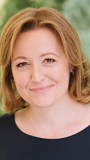 Senta Auth, Schauspielerin u.a. "Dahoam is Dahoam" (Vroni Brunner): &bdquo;Ich bin Münchnerin und Schauspielerin. Ich bin von klein auf Löwen-Fan, schon mit meinem Bruder und meinem Vater ins Sechzgerstadion gegangen, schon seit ich vier Jahre alt war. Ich kandidiere, weil ich mir wünsche, dass ich die Zukunft von 1860 mitgestalten kann.&ldquo;
