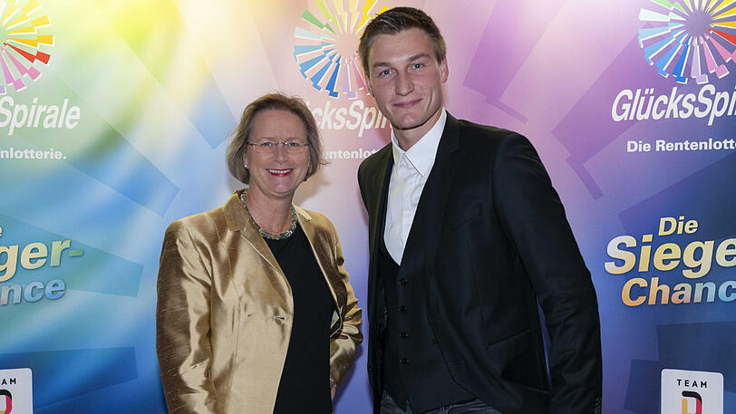 Friederike Sturm (Federführerin der GlücksSpirale und Präsidentin von LOTTO Bayern) und Thomas Röhler (Laudator und Speerwurf-Olympiasieger.