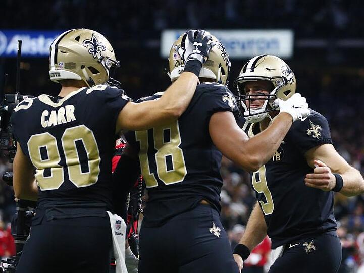 Quarterback Drew Brees (r), Austin Carr (l/80) und Keith Kirkwood (M/18) von den New Orleans Saints jubeln nach einem Touchdown-Pass.