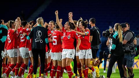 Die Partyköniginnen der EM: Österreich feierte den Einzug ins Viertelfinale gebührend und will es nun der DFB-Elf, die aber auch feiergeübt ist, schwer machen.