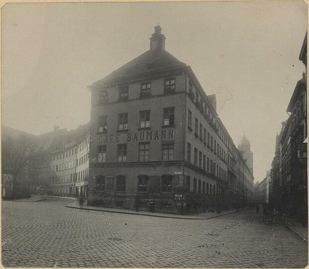 Um 1900: Jetzt heißt es Café Baumann (vormals Café Fink) - mit Blick auf die Ecke Augustinerstraße (links).