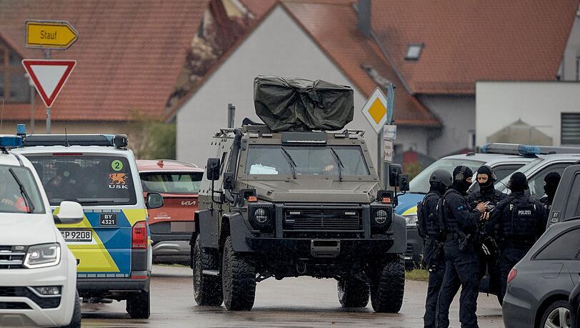 Nach den Sch&uuml;ssen auf zwei Beh&ouml;rdenmitarbeiter verschanzte sich der mutma&szlig;liche T&auml;ter in einem Haus.