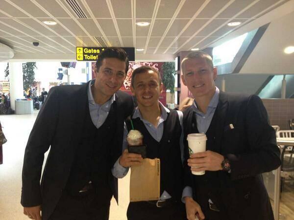 Trotz der Sperre für's Rückspiel, hier kann er schon wieder lachen: Bastian Schweinsteiger (r) mit Rafinha und Claudio Pizarro (l) am Flughafen in Manchester.