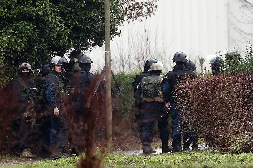 Frankreich jagt die Paris-Attentäter: Cherif (32) und Said Kouachi (34) haben sich mit einer geisel in einem Industriegebäude verschanzt. Die Bilder vom Einsatz.