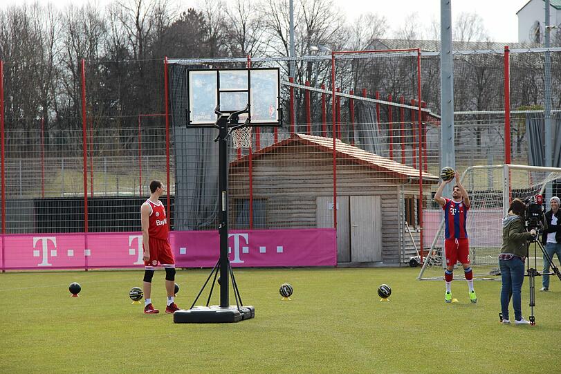 Javi Martinez könnte bald wieder ins Mannschaftstraining einsteigen. am Dienstag stand allerdings erstmal ein Sponsoren-Termin auf dem Programm. Die Bilder!