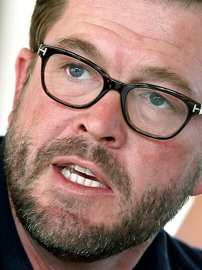 Karl-Theodor zu Guttenberg ist unter die Barträger gegangen.  Früher glattrasiert mit Gel-Frisur, zeigt sich nun unrasiert.