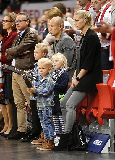 Am Sonntag feuerte Uli Hoeneß mal wieder die Bayern Basketballer im Audi Dome an. Eine Reihe davor sah Arjen Robben mit seiner Frau und den drei Kindern beim Basketball zu. Die Bilder!