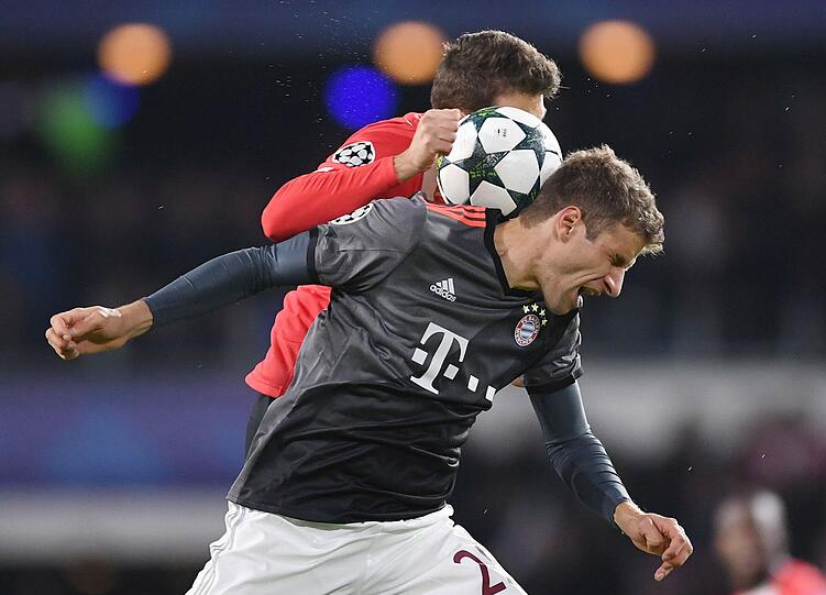 THOMAS MÜLLER, NOTE 4: Zunächst unglücklich und immer wieder in Zweikämpfen behakt und angegangen. Selten, dass er so unwirsch reagiert. Hatte sich aber im Griff. Mit viel Pech als Moreno seinen Nachschuss von der Linie kratzte. Diese (halb-)linke Nummer ist nicht seine Sache. Nach 85 Minuten raus.