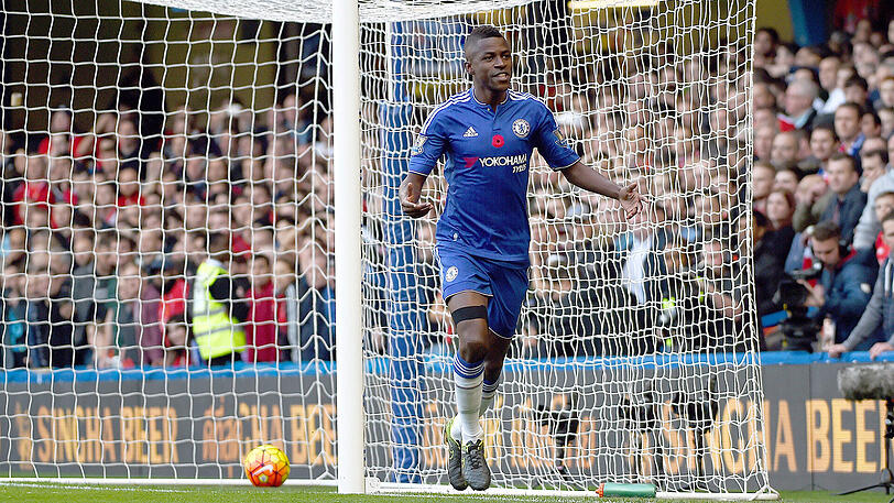 Der frühere Chelsea-Spieler Ramires spielt wie Alex Teixeira mittlerweile bei Jiangsu Suning. Der Brasilianer wechselte in der Saison 2015/16 von den "Blues" nach China - die Ablösesumme belief sich auf 28 Millionen Euro.