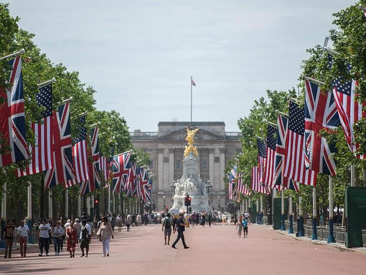 Die Straße vor dem Buckingham Palace ist für den Besuch von Trump mit Union-Jack und US-Fahnen geschmückt.