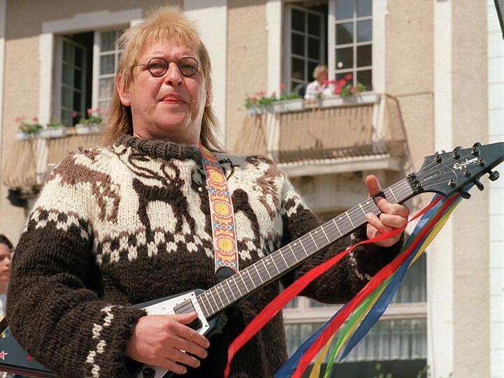 Der Schauspieler Diether Krebs in seiner Rolle als pseudo-alternativer Pulloverträger.
