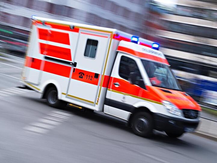 Ein Rettungswagen im Einsatz. Foto: Nicolas Armer/dpa