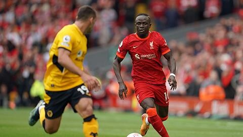 Liverpools Sadio Mané (r) lässt seine Zukunft noch offen.