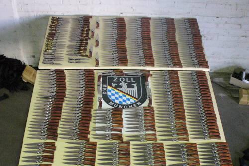 Der Zoll beschlagnahmte 400 verbotene Springmesser.