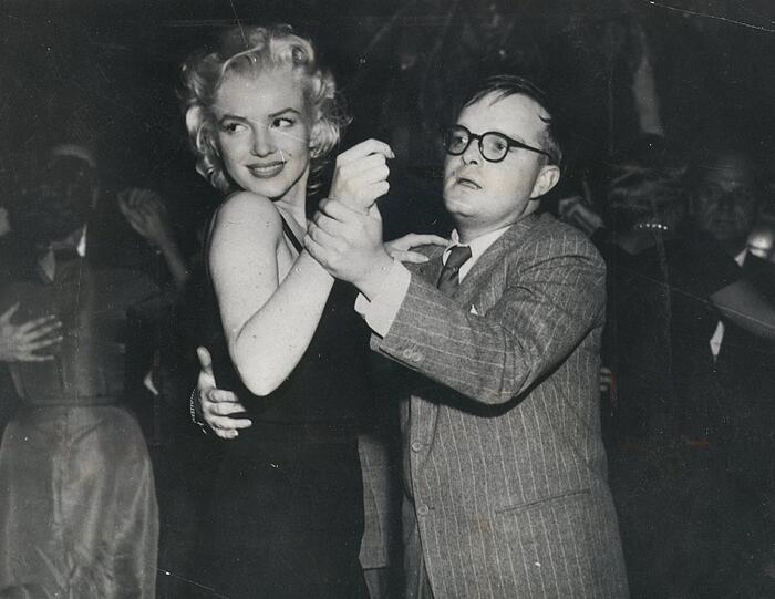 Truman Capote mit Marilyn Monroe im Jahr 1957. Eigentlich wollte er unbedingt sie in der Rolle der Holly Golightly für die Verfilmung seines Kurzromans "Frühstück bei Tiffany" sehen. Es kam dann bekanntlich anders.