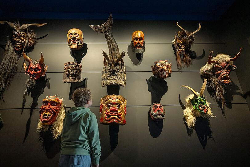 Im "Maskeum" werden auch Masken aus aller Welt gezeigt.