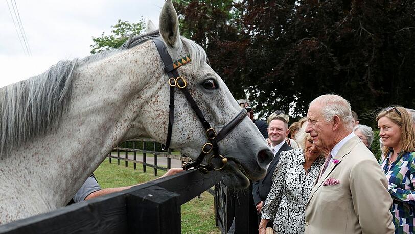 König Charles III. und Königin Camilla machen neue Bekanntschaften.