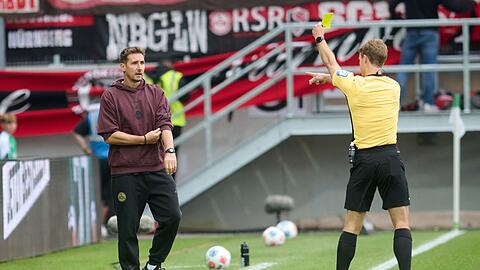 Kein guter Abend für Nürnbergs Trainer Miroslav Klose - diese Gelbe Karte durch Schiedsrichter Jarno Wienefeld aber erhielt sein Co-Trainer Javier Pinola hinter ihm.