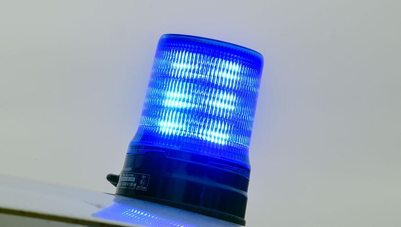 Mit Unterst&uuml;tzung der Bereitschaftspolizei und dem Einsatz von Drohnen sucht die Kriminalpolizei in Waldaschaff nach einer m&ouml;glichen Tatwaffe und befragt Anwohner. (Symbolbild)