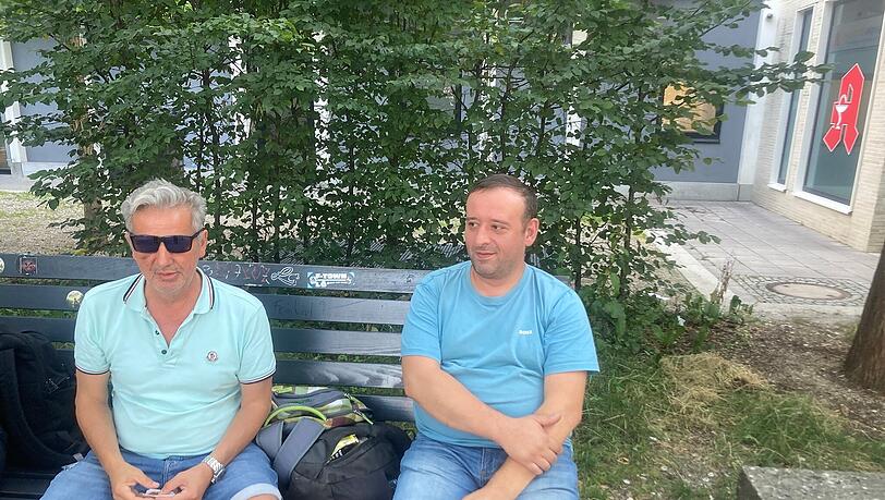 Yaruz (r.) lebt schon über 40 Jahre in Giesing. Am Bahnhofsvorplatz gibt er oft auch mal ein Bier aus. Auch Tassio sitzt oft mit dabei. Yaruz (r.) lebt schon über 40 Jahre in Giesing. Am Bahnhofsvorplatz gibt er oft auch mal ein Bier aus. Auch Tassio sitzt oft mit dabei.