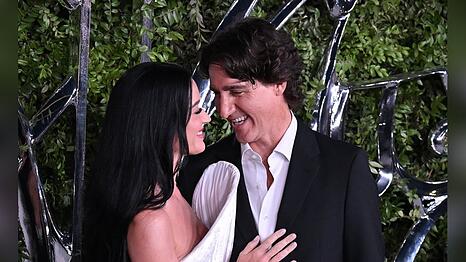 Katy Perry und Justin Trudeau tauschen am Samstagabend in Los Angeles verliebte Blicke aus.