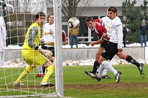 Der einzige Treffer im eher tristen Test gestern gegen Sandhausen: Christian Eigler ließ per Kopf Keeper Kirschbaum keine Chance.
