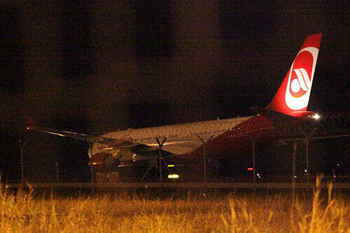 Der Airbus der Fluggesellschaft LTU / Air Berlin nach der Landung am Münchner Flughafen. Die Maschine wurde von Spezialisten mit Spürhunden nach Sprengstoff untersuch