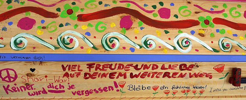 "Keiner wird dich je vergessen", hat eine Freundin auf Sharons Sarg gemalt.