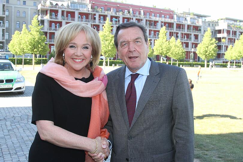 Laudator in Fürth: Ex-Kanzler Gerhard Schröder mit Initiatorin Evi Kurz.