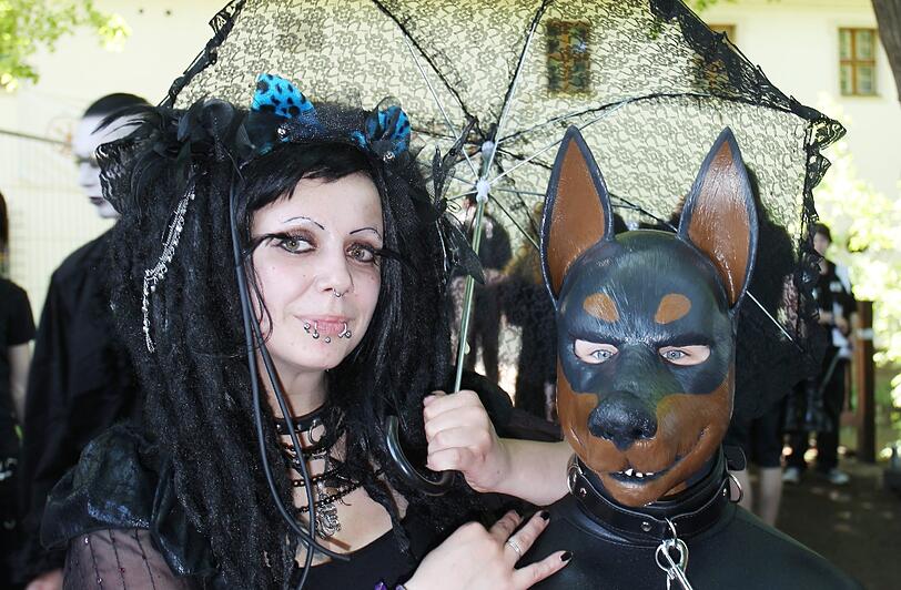 Dieser Gotic-Fan hat sogar ihren Hund dabei.
