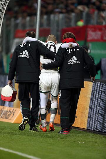 Das Foul an Arjen Robben in Bildern!
