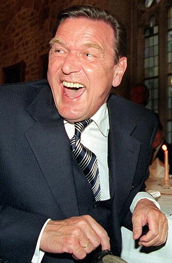 Bekannt für ein kräftiges Lachen: Bundeskanzler Gerhard Schröder 1999 bei der Hochzeitsfeier des niedersächsischen Ministerpräsidenten Gerhard Glogowski und seiner Frau Marianne.