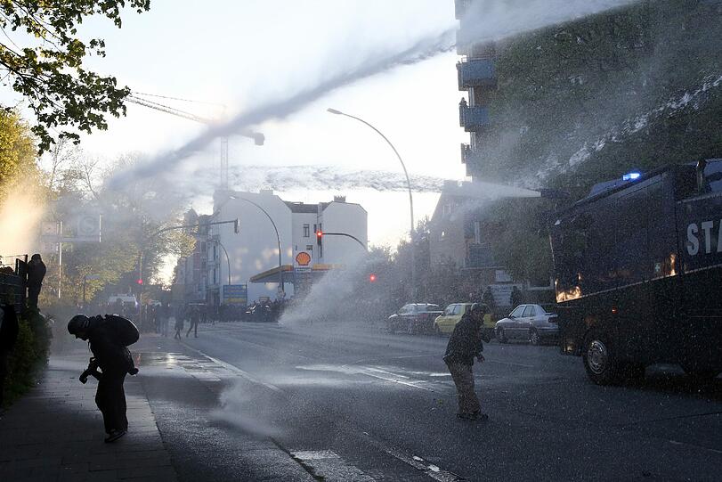 In Hamburg kam es bei zwei "revolutionären" Demonstrationen am Freitagabend zu Ausschreitungen. Die «Revolutionäre 1. Mai»-Demo in der Hansestadt stand unter dem Motto «Hamburg sieht rot»
