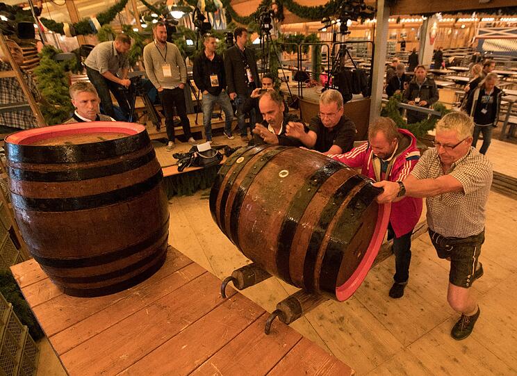 Der Regen bestimmt den Auftakt zum 183. Oktoberfest in München. Erste Wiesnfans standen trotzdem seit 7 Uhr vor den Zelten an.